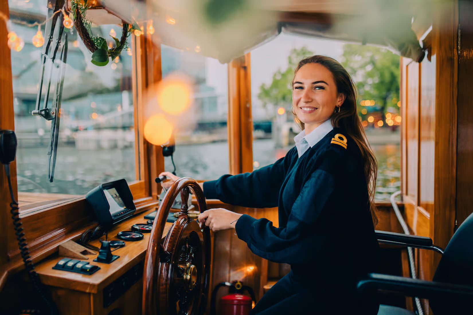 Amsterdam: Heated Canal Cruise with Unlimited Drinks & Bite