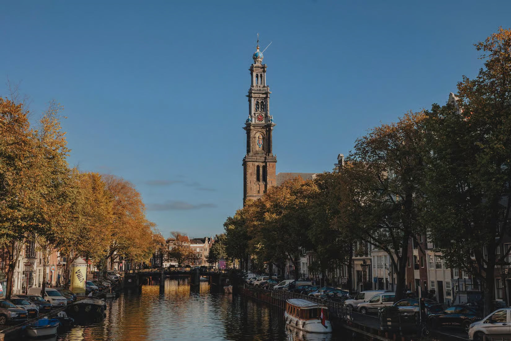 Amsterdam: Heated Canal Cruise with Unlimited Drinks & Bite