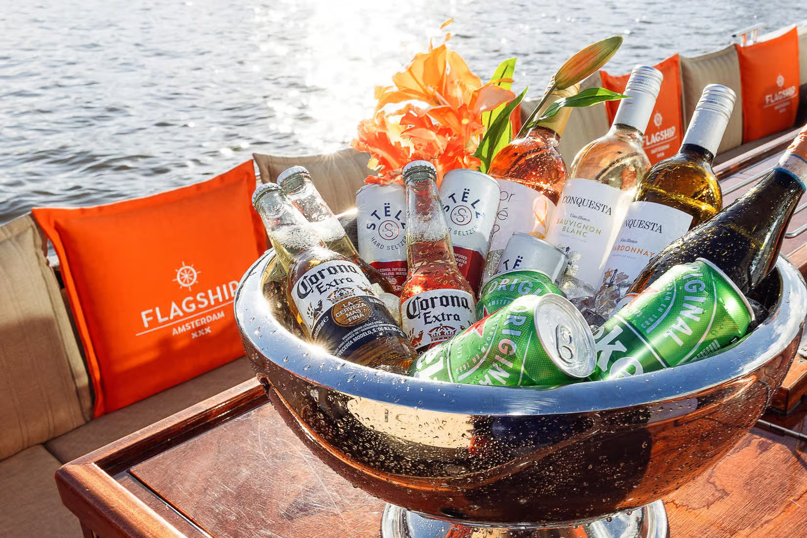 Amsterdam: Heated Canal Cruise with Unlimited Drinks & Bite