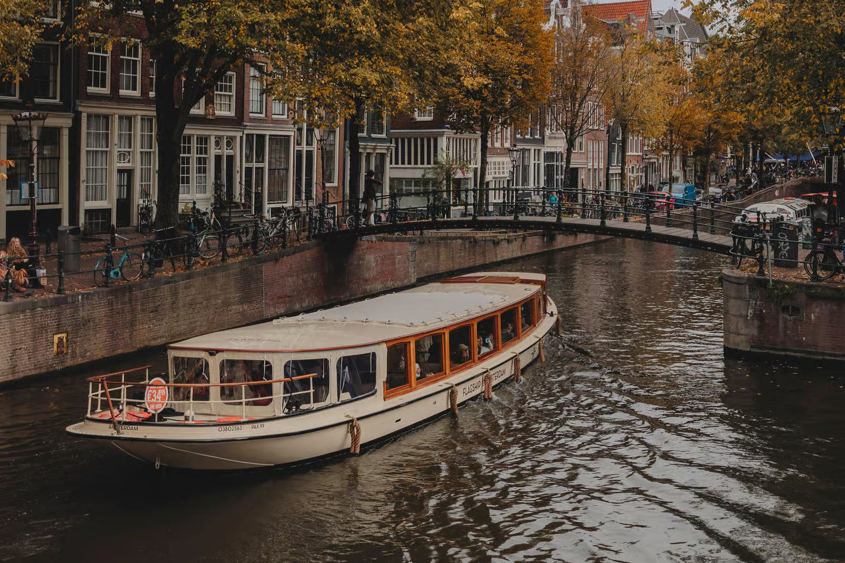 Amsterdam: Heated Canal Cruise with Unlimited Drinks & Bite
