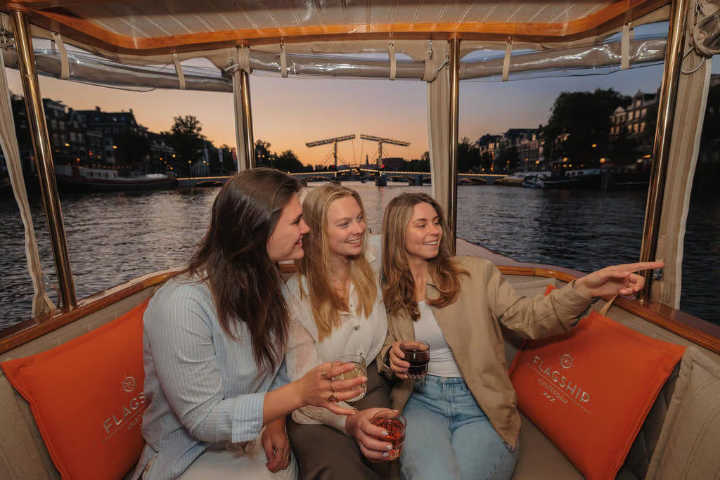Amsterdam: Heated Canal Cruise with Unlimited Drinks & Bite