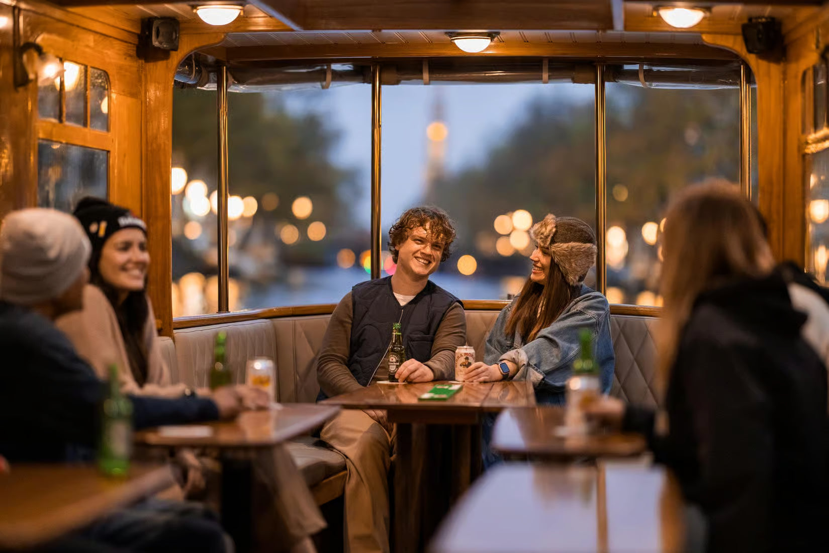 Amsterdam: Heated Canal Cruise with Unlimited Drinks & Bite